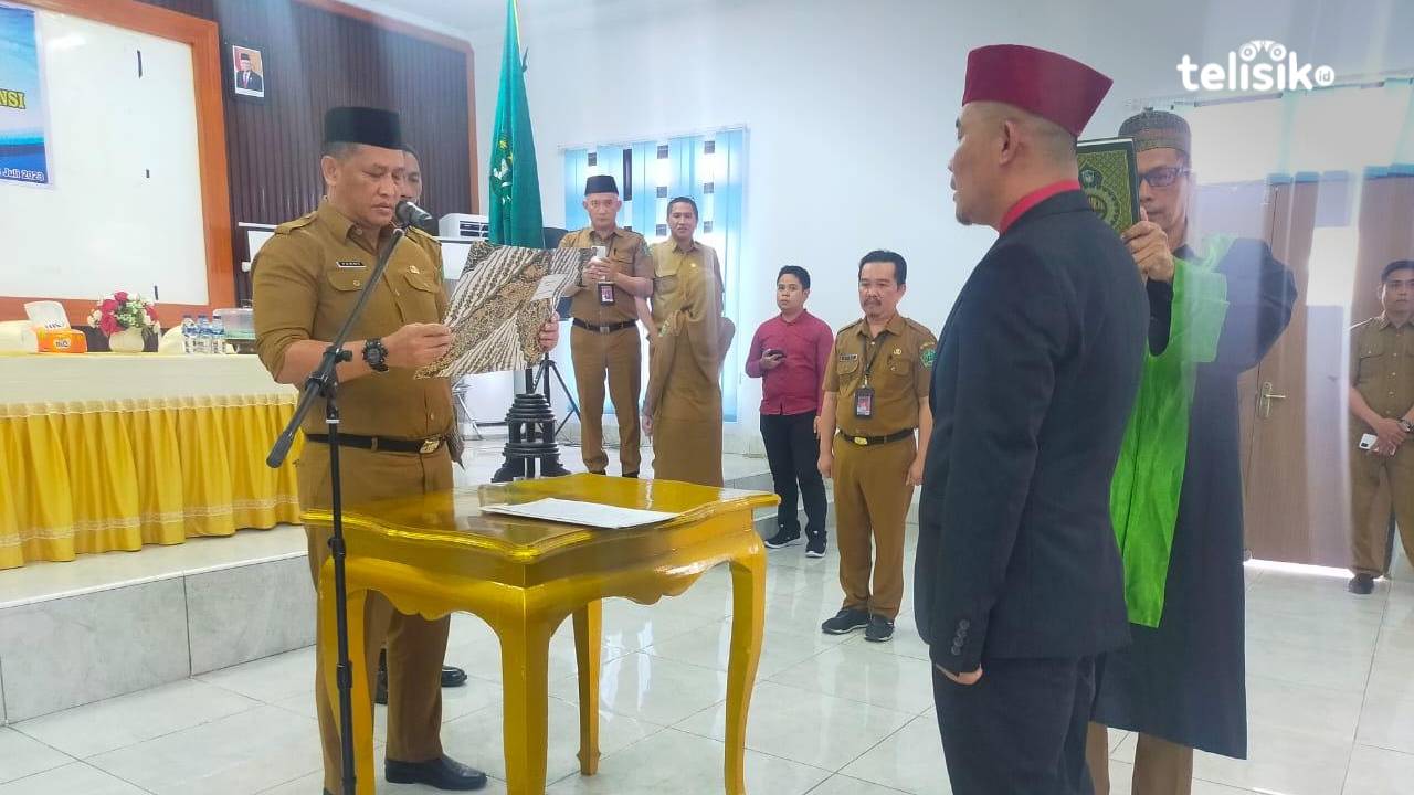 Pengambilan sumpah jabatan eselon II Keny Yuga Permana jadi Kepala Dinas PTSP Kabupaten Konawe oleh Sekda. Foto: Sigit Purnomo/Telisik