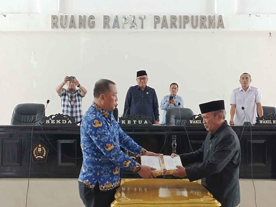 Penyerahan KUA-PPAS oleh pihak Pemda Konawe ke DPRD. Di dalamnya termasuk usulan anggaran pilkada sebesar Rp 208 miliar. Foto: Ist.