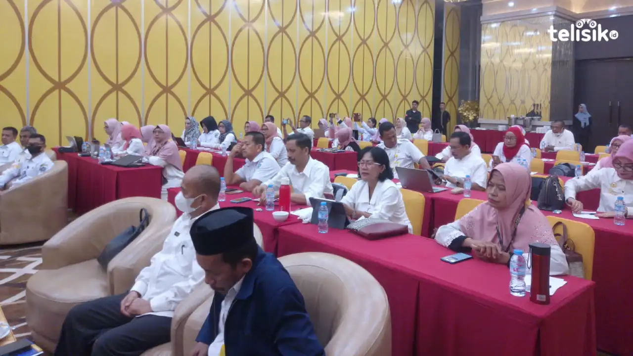 Peserta bimtek yang digelar di Hotel Zahra Kota Kendari untuk meningkatkan kompetensi pengawas sekolah. Foto: Nur Khumairah/Telisik