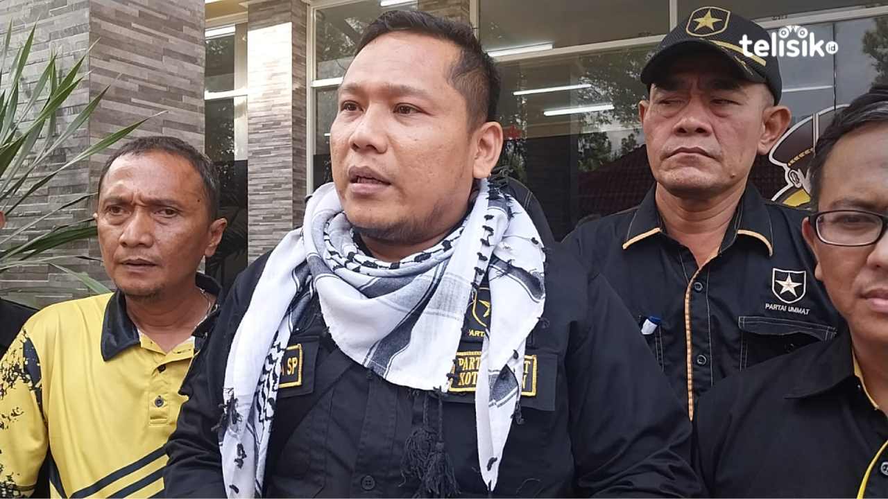 Ketua Partai Ummat Kota Medan didampingi pengurus partai usai melaporkan Kamaruddin Simajuntak. Foto: Reza Fahlefy/Telisik