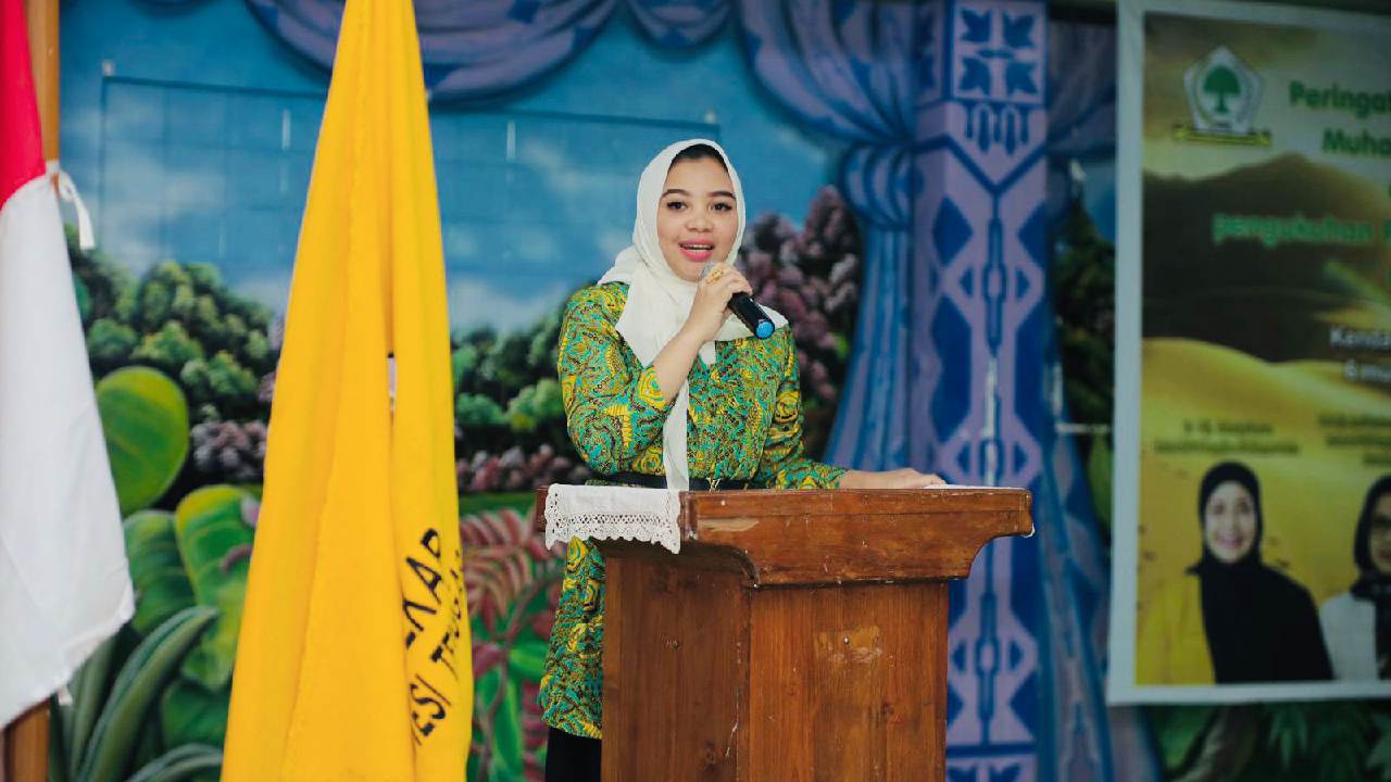 Bendahara DPP Pengajian Al Hidayah, Wa Ode Rabiah Al Adawia Ridwan merasa terhormat menghadiri acara pelantikan. Foto: Ist.