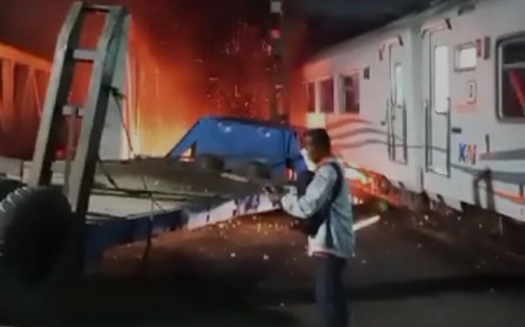 Ledakan seperti bom sempat terjadi saat lokomotif KA jurusan Pasar Senen-Blitar menabrak kepala truk. Bagian kepala dan ekor truk terjepit di mulut Jembatan Kanal Banjir Barat Semarang. Foto: Screenshot video