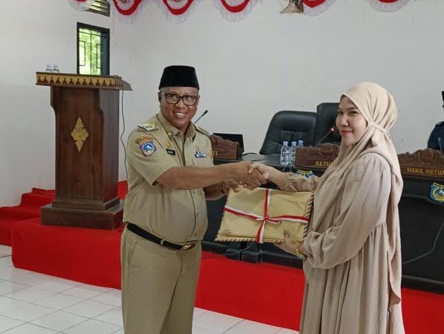 Serah terima dokumen rencana KUA PPAS oleh Pj Bupati Muna Barat, Bahri (kiri) dan Ketua DPRD Muna Barat, Wa Ode Sitti Sariani Illaihi (kanan). Foto: Ist.