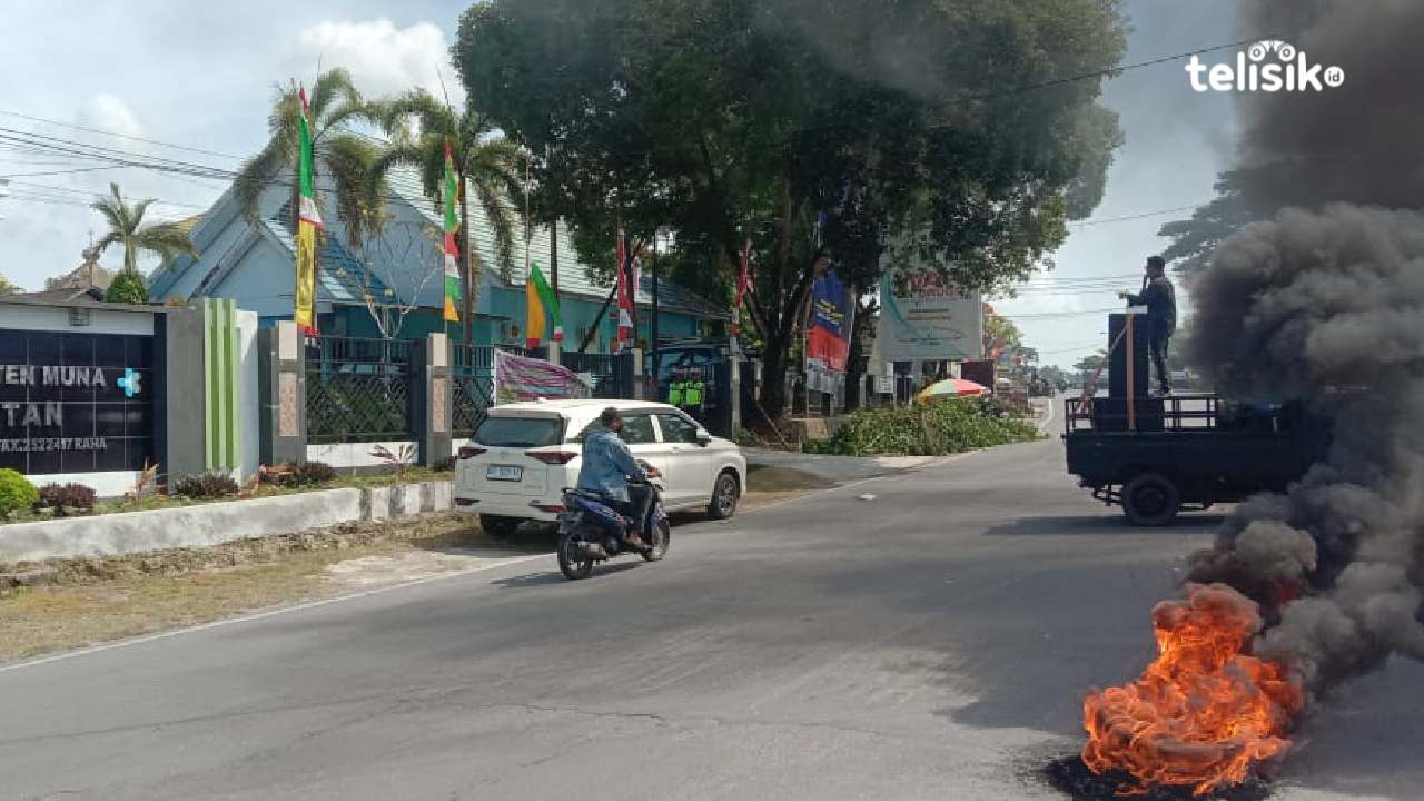 Lembaga Gerak Sulawesi Tenggara saat berorasi di depan Kantor Dinkes Muna, soal perekrutan SKI. Foto: Sunaryo/Telisik