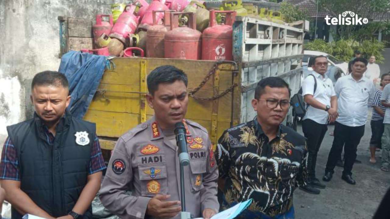 Kabid Humas Polda Sumatera Utara, Kombes Pol Hadi Wahyudi bersama dengan Direktur Reserse Kriminal Khusus Kombes Pol Teddy Marbun. Foto: Reza Fahlefy/Telisik