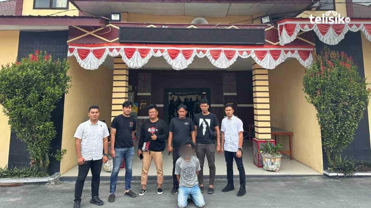 Terduga pelaku pencabulan ketika diamankan petugas kepolisian. Foto: Humas Polres Samosir
