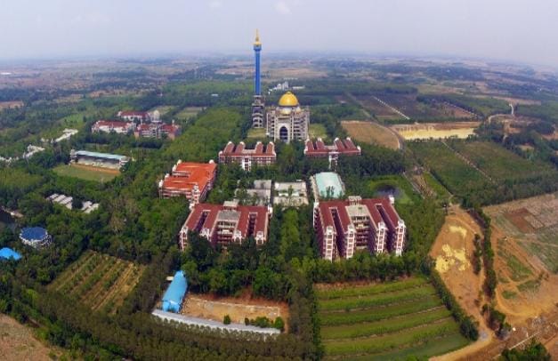 Meski penuh kontroversi, Ponpes Al Zaytun tak akan ditutup. Mahfud MD mengatakan kurikulum Ponpes Al Zaytun akan diluruskan apabila ada yang menyimpang. Foto: Repro Disway.id