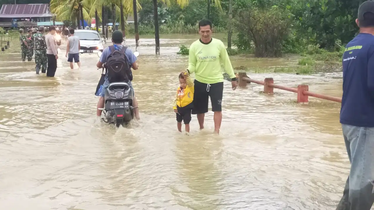 Akibat curah hujan dan meluapnya air sungai mengakibatkan puluhan rumah dan ratusan hektare sawah serta jalan terendam banjir. Foto: Ist.