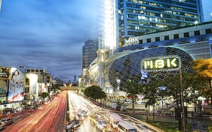 MBK Center atau Mah Boon Krong ini merupakan mall 8 lantai yang menjual berbagai perlengkapan di Thailand. Harga barang di sini sangat murah dan bisa membuat kamu menjadi lebih hemat. Foto: Kompas.com