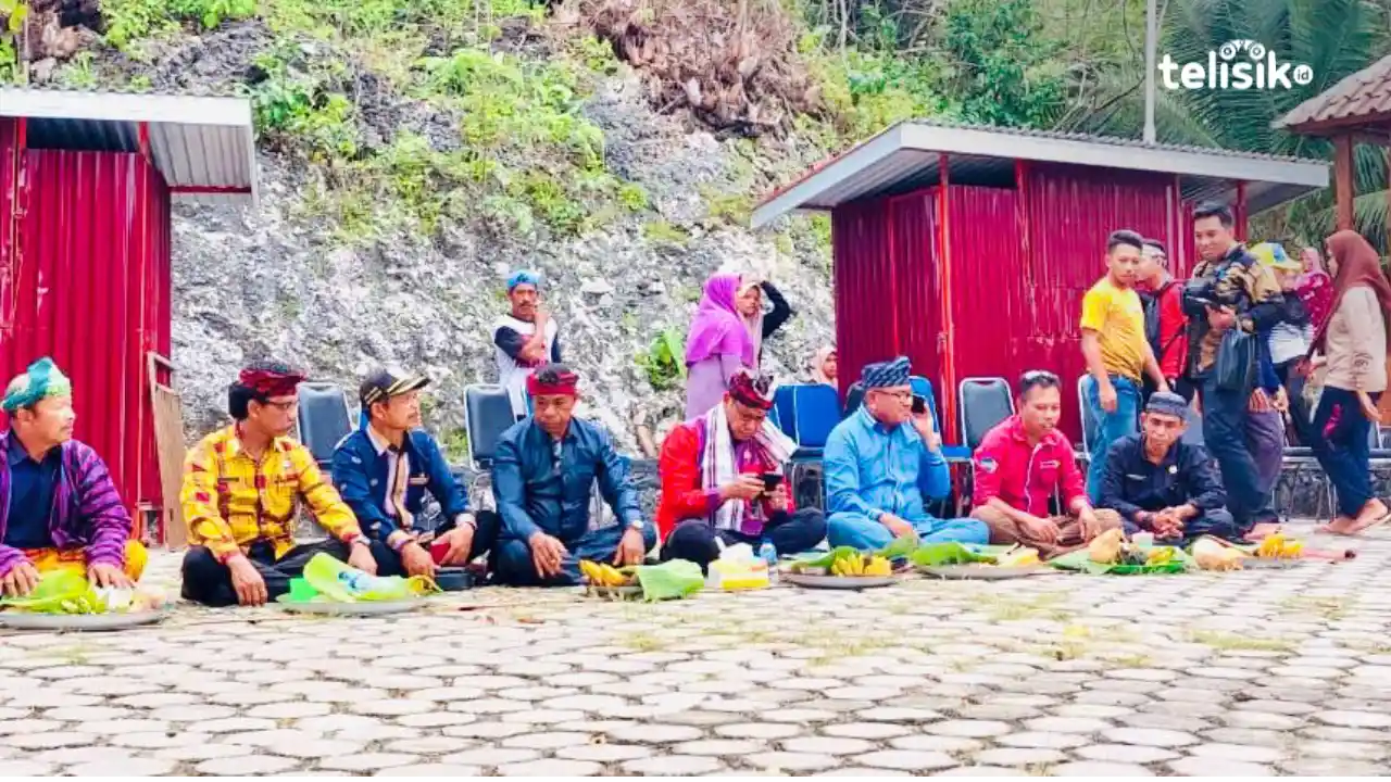 Ritual adat sangka yang digelar di area pelataran Permandian Loka. Foto: Sofi Insan Wardani/Telisik