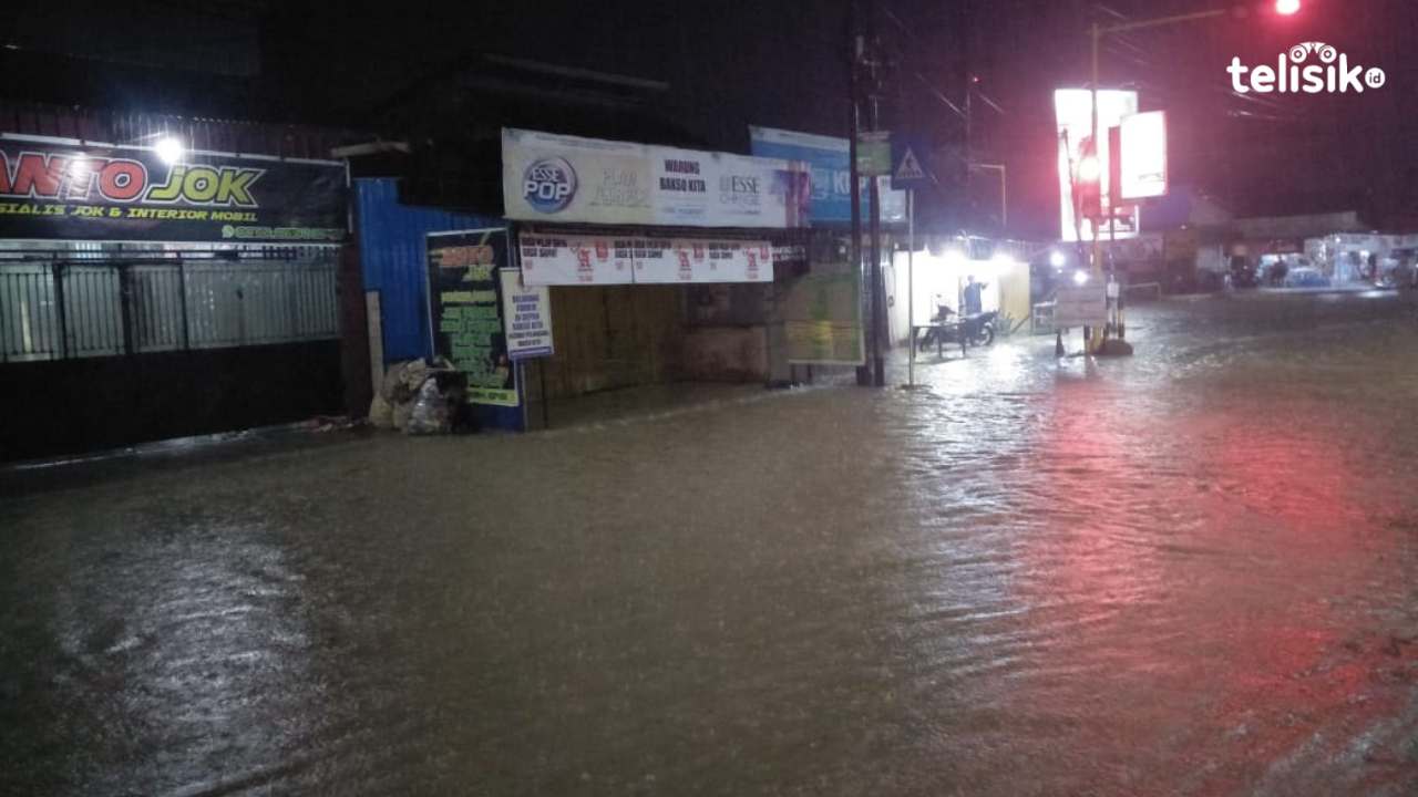 Perempatan eks MTQ  Jalan H.Supu Yusuf  dan rumah warga yang terendam air. Foto: Thamrin Dalby/Telisik