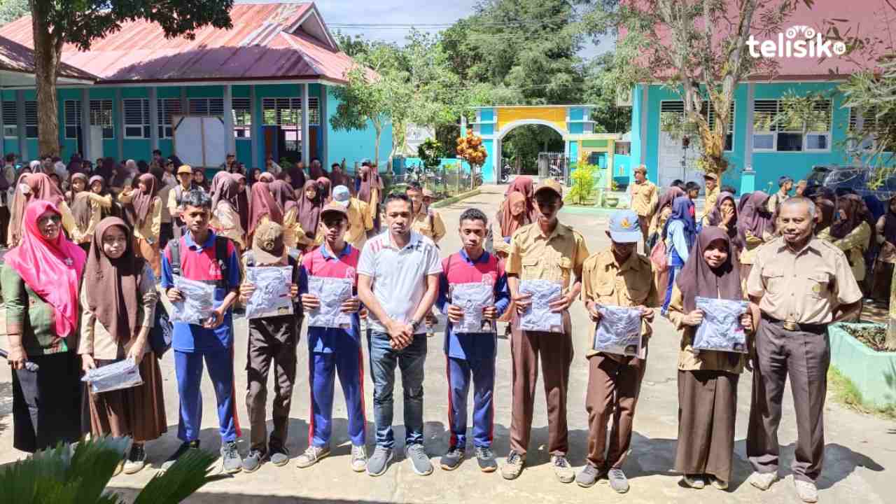 Kasek SMAN 1 Kontunaga, La Ode Nazirun membagikan seragam sekolah gratis bagi pelajar tidak mampu. Foto: Sunaryo/Telisik