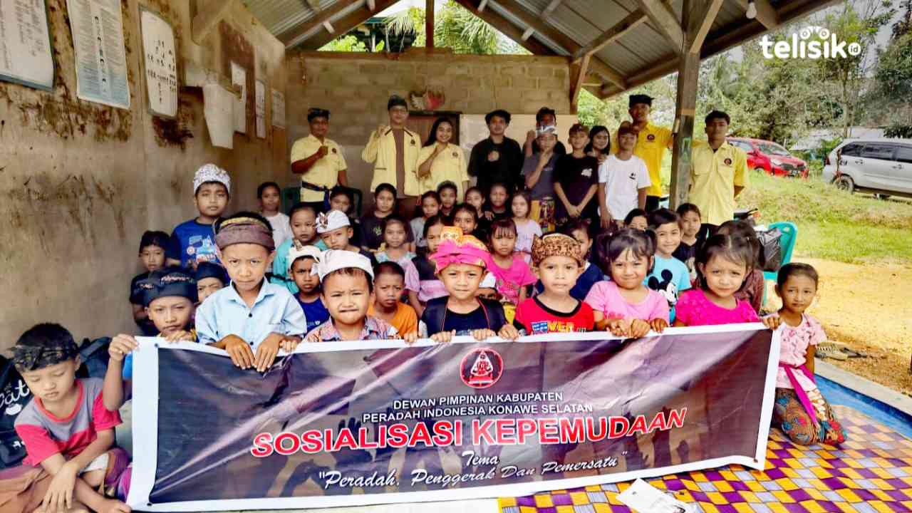 Sosialisasi kepemudaan, bersama para siswa SD di pelosok Konawe Selatan dalam memberikan semangat mengenyam pendidikan Foto: Nyoman Andre Mahendra/Telisik
