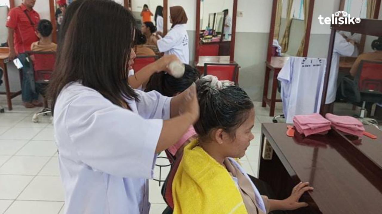 Siswi Kelas XI Jurusan Tata Kecantikan Rambut dan Kulit di SMKN 1 Biru-Biru sedang praktik creambath rambut. Foto: Reza Fahlefy/Telisik