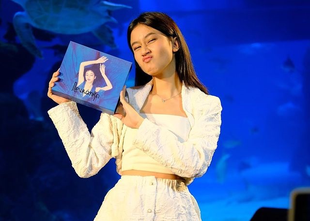 Keisya Levronka yang sedang memamerkan album terbarunya berjudul "Levronka". Foto: Repro Ig @keisyalevronka