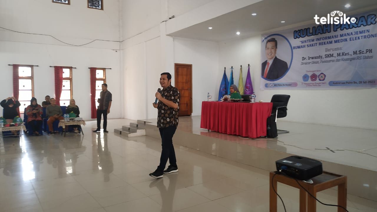 Direktur Umum, Pemasaran dan Keuangan Rumah Sakit Unhas, Irwandy beri kuliah pakar di Stikes Pelita Ibu. Foto: Adinda Septia Putri/Telisik