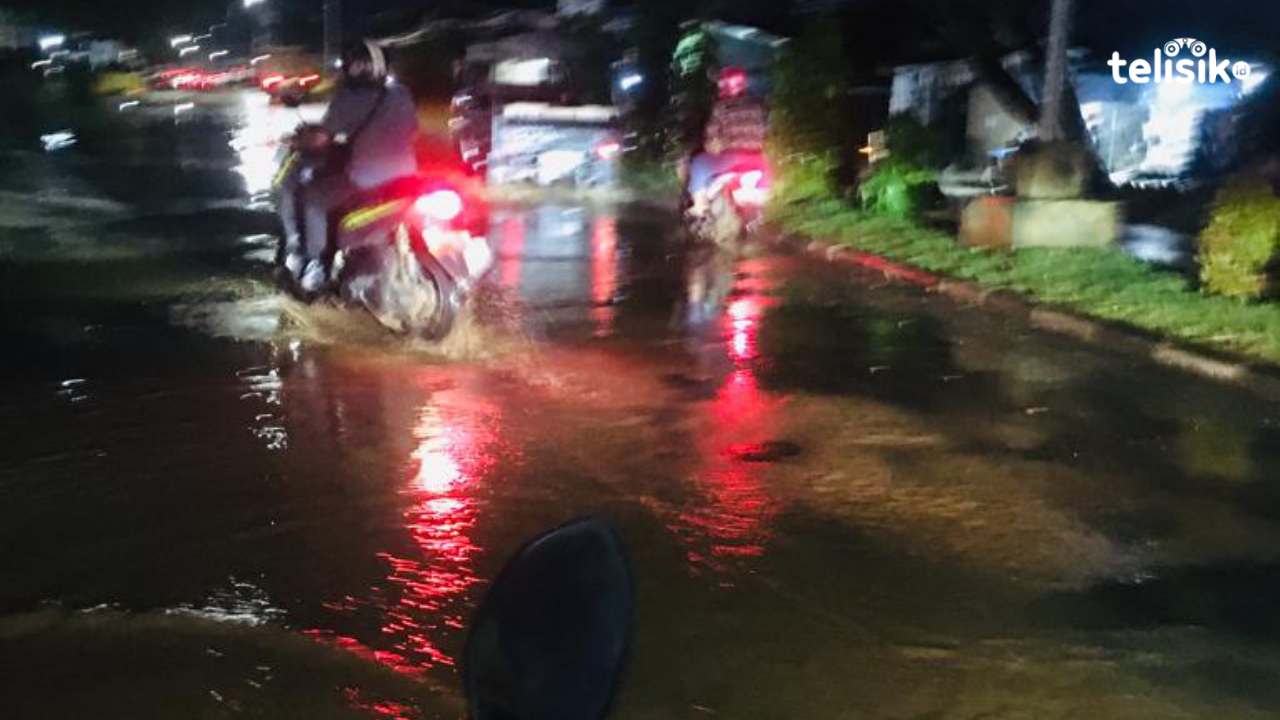 Air yang menggenang di Jalan Brigjen Katamso menggangu pengendara hingga membuat kemacetan. Foto: Ahmad Badaruddin/Telisik