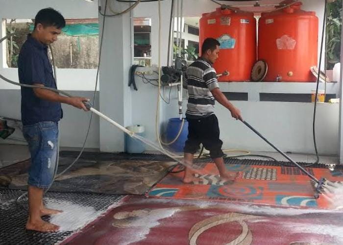 Karpet merupakan aksesori yang penting untuk dimiliki di ruang tamu, kamar tidur, atau ruangan lain. Anda bisa mencoba membersihkan karpet tanpa vacuum cleaner dengan mudah. Foto: Jagoancleaning.id