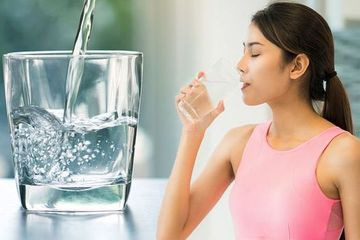 Banyak mengonsumsi air putih jadi salah satu tips ampuh turunkan berat badan tanpa olahraga. Foto: Repro Pop.grid.id