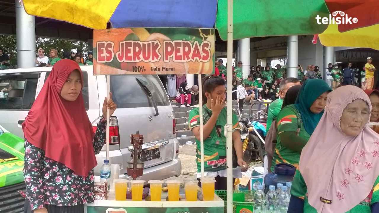 Sejumlah pelaku UMKM yang ikut meriahkan jalan sehat bersama DPW PPP Sultra, mendapat omset meningkat. Foto: Nur Meli/Telisik