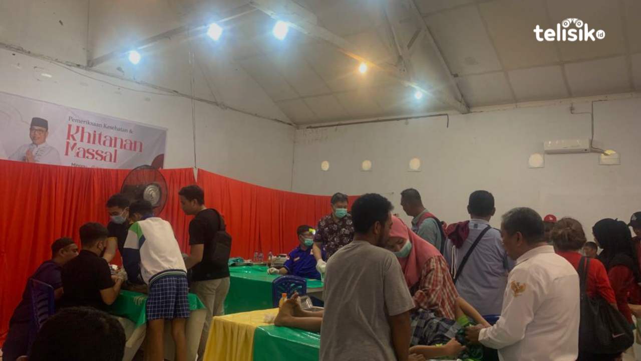 Suasana khitanan massal yang berlangsung di gedung Skopma Baubau. Foto: Elfinasari/Telisik