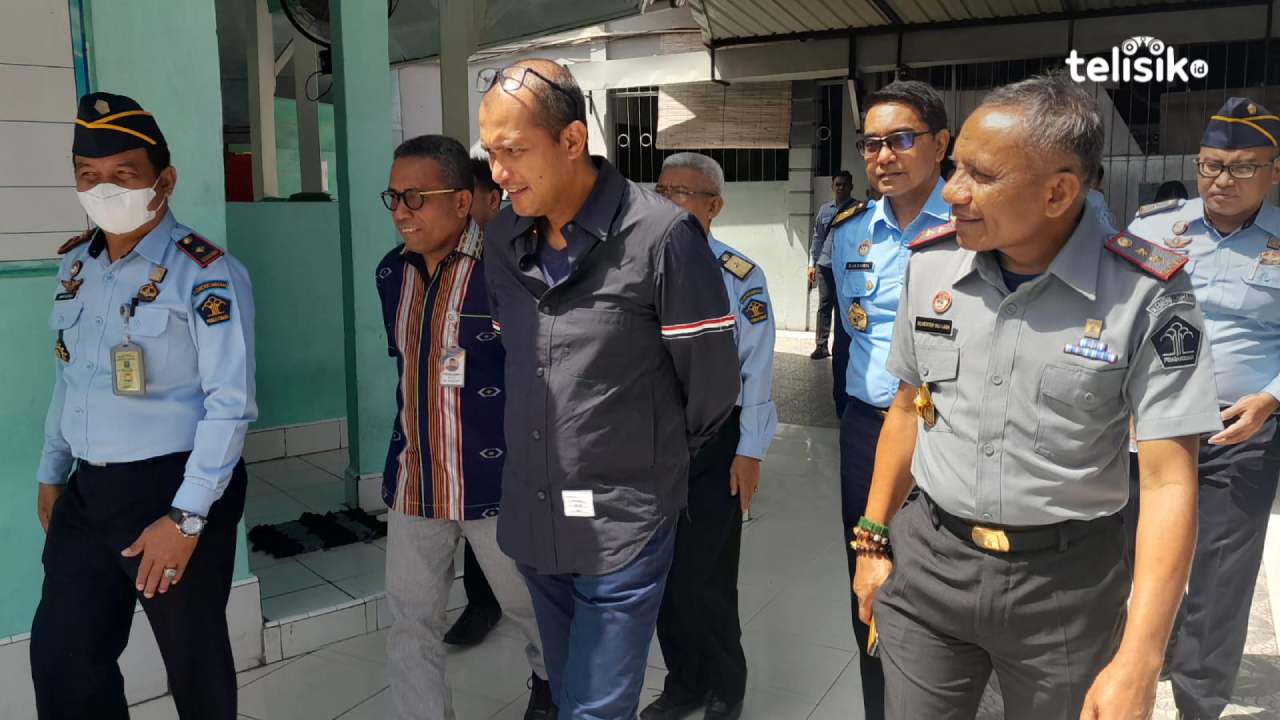 Wamenkumham, Edward Omar Sharif Hiariej sidak Rutan Kelas IIA Kendari, didampingi Kakanwil Kemenkumham Sulawesi Tenggara, Silvester Sili Laba dan Rektor UHO, Muhammad Zamrun Firihu. Foto: La Ode Andi Rahmat/Telisik