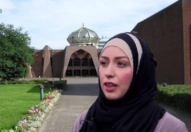 Maya Wallace menjadi mualaf gegara ditawari lumpia oleh temannya yang beragama Islam, padahal ia sendiri tak berpuasa. Ia terkesan pada kebaikan sahabat Muslimnya. Foto: Kolase
