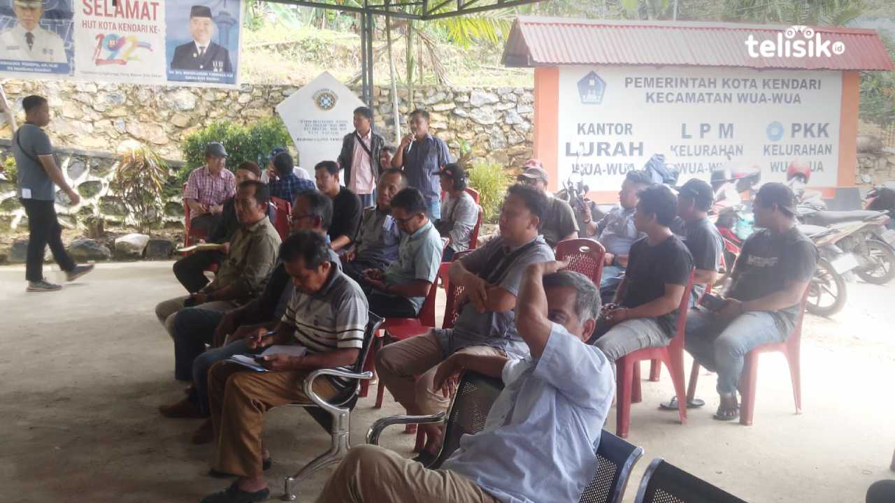 Subhan saat mengadakan reses masa sidang III tahun 2023 di Kantor Camat Wuawua yang diikuti oleh camat, lurah, Ketua RW dan RT serta beberapa tokoh masyarakat. Foto: Nur khumairah/Telisik