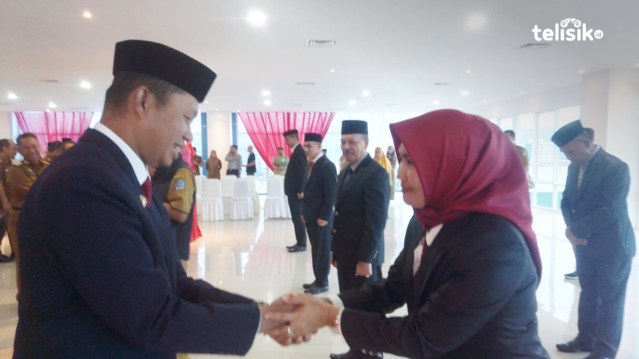 Sebanyak 12 pimpinan tinggi pratama lingkup Kota Kendari dilantik oleh Pj Wali Kota Kendari, Asmawa Tosepu. Foto: Nur Khumairah/Telisik
