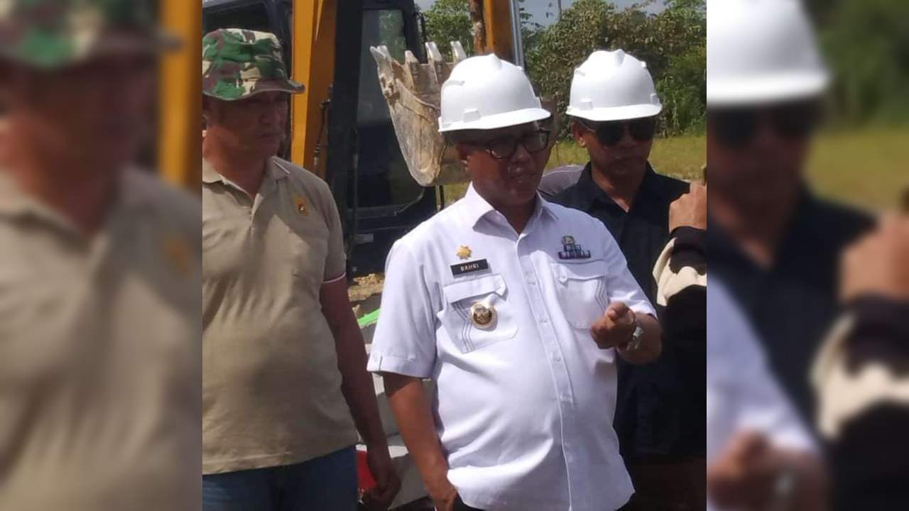 Pj Bupati Muna Barat, Bahri, saat meninjau pembangunan perkantoran Bumi Praja Laworoku. Foto: Ist.