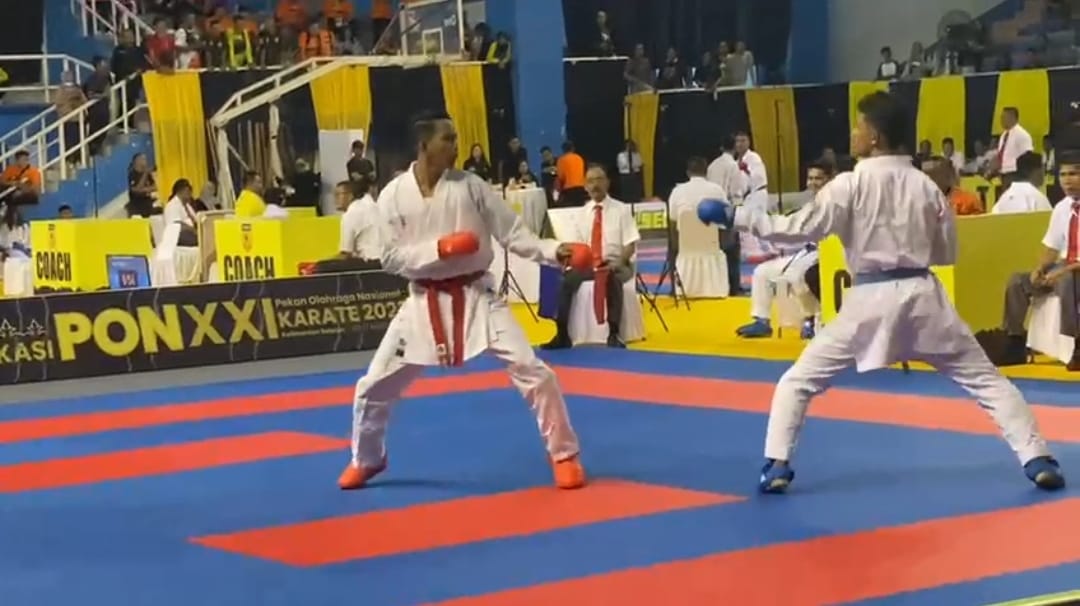 Jabar Hamidan (sabuk merah) salah satu karateka Sulawesi Tenggara yang lolos ke PON XXI Sumatera Utara-Aceh tahun 2024. Foto: Ist.