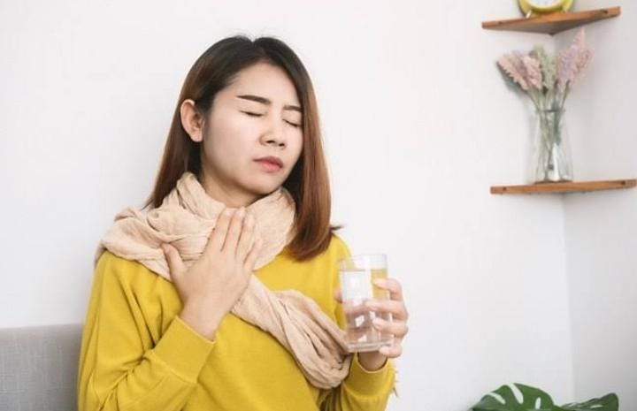 Panas dalam adalah kondisi yang cukup mengganggu karena bisa membuat kita merasa tidak nyaman seperti ketika makan dan berbicara. Foto: Alodokter.com