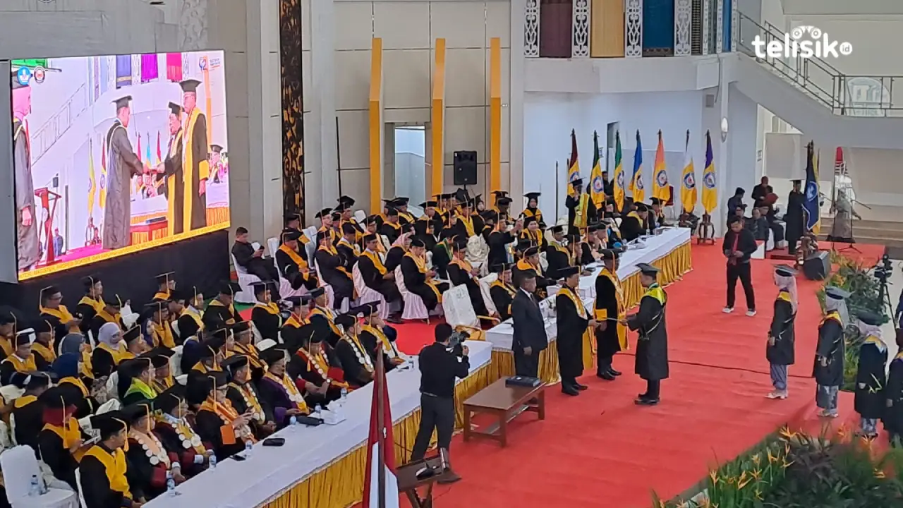 Penyerahan ijazah oleh dekan fakultas kepada mahasiswa UHO yang diwisuda. Foto: Wa Ode Ria Ika Hasana/Telisik