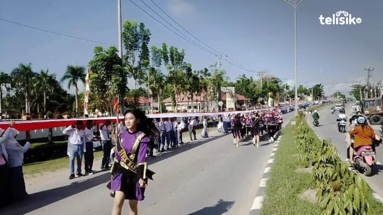 Selain pengibaran bendera merah putih sepanjang 17 Km juga dimeriahkan dengan Marching Band di depan Sat Brimob Polda Sulawesi Tenggara. Foto: Nur Khumairah/Telisik