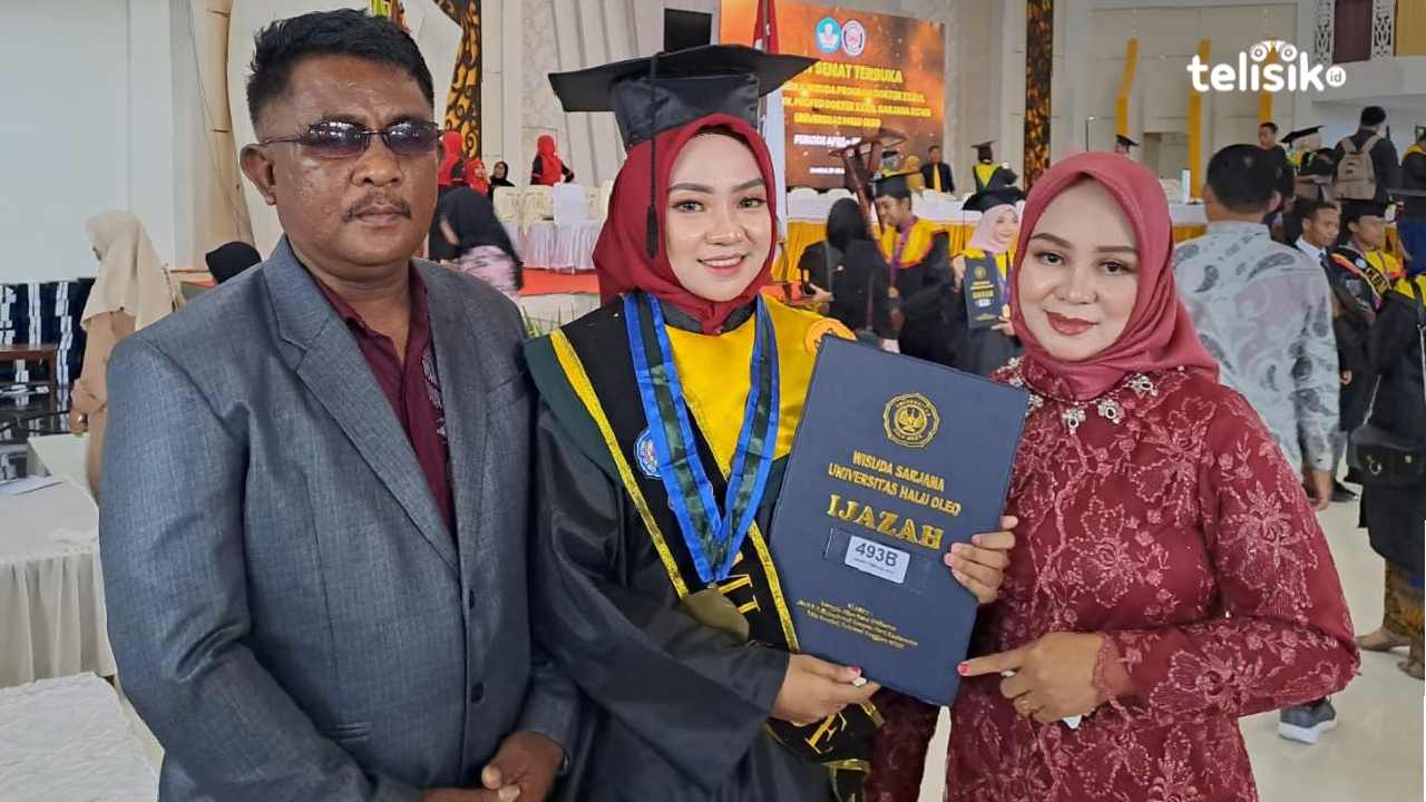Nening Febriyani Rivai (tengah) saat didampingi kedua orang tua menjadi wisudawan terbaik di UHO Kendari. Foto: Wa Ode Ria Ika Hasana/Telisik