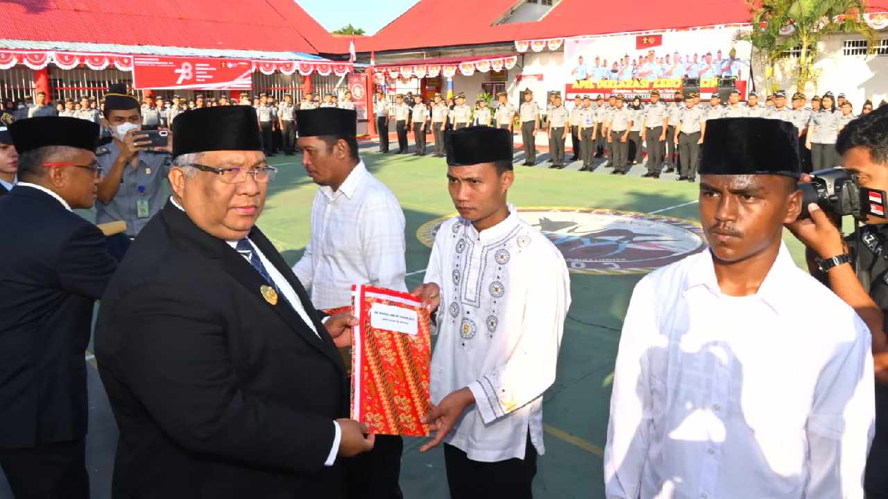 Gubernur Sulawesi Tenggara, Ali Mazi secara simbolik serahkan remisi umum kepada perwakilan warga binaan permasyarakatan Sulawesi Tenggara. Foto: Ist.