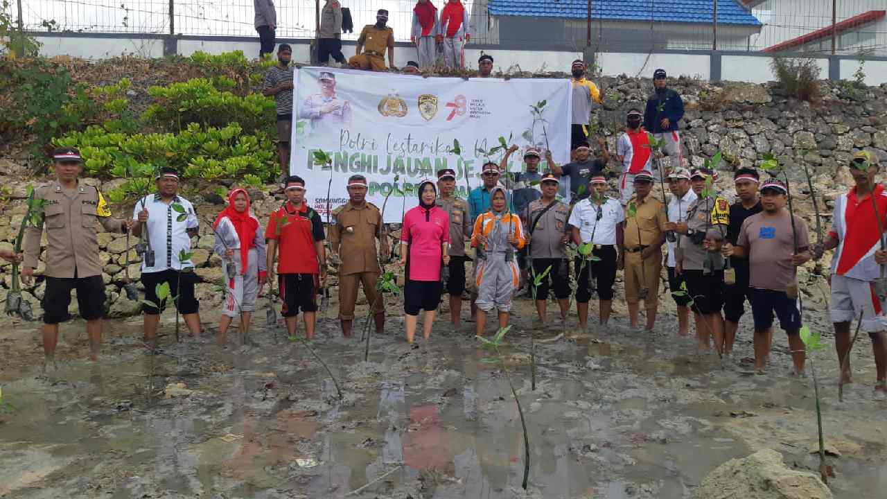 Penanaman seribu bibit pohon yang dilakukan oleh Polres Baubau dan 9 Polsek jajaran. Foto: Ist.