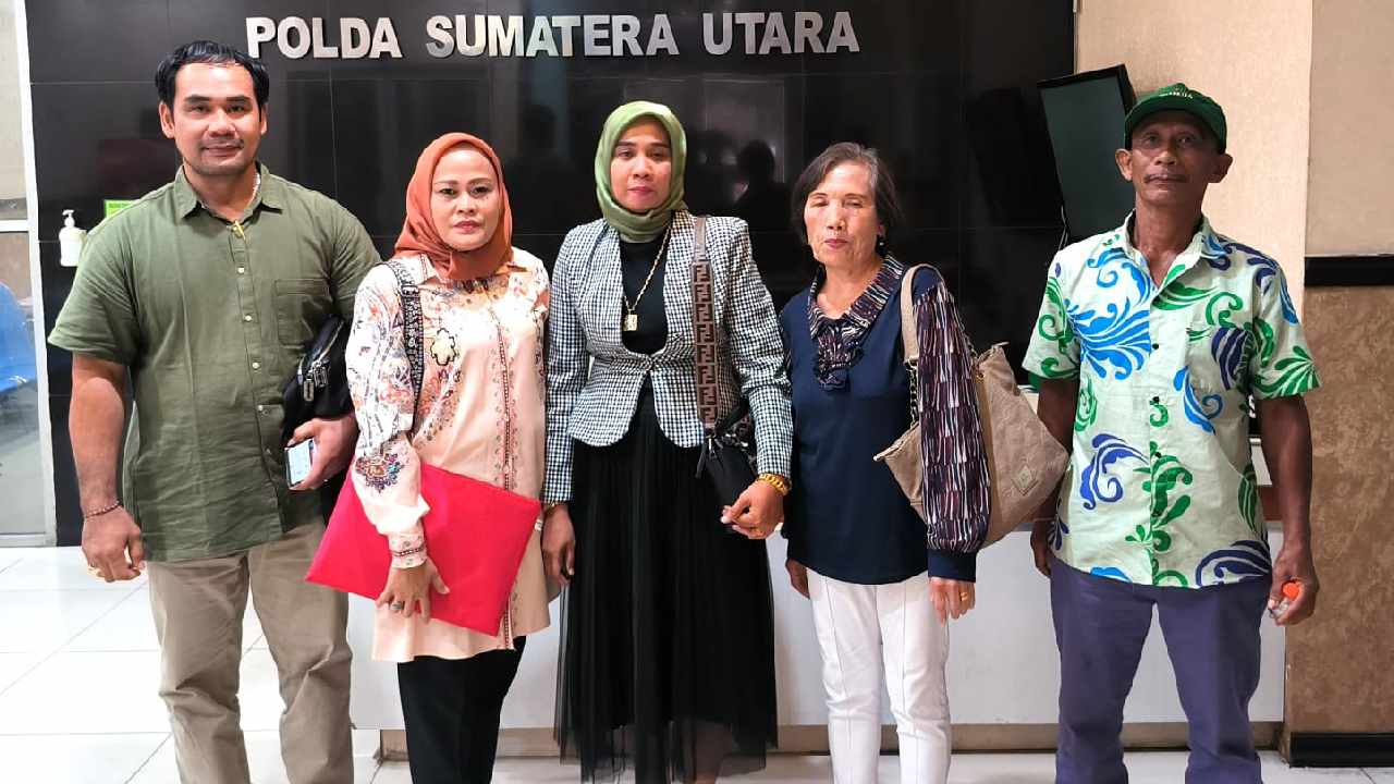 Ahli Hukum Kesehatan, Dian Wahyuni SKM.MM. MH.Kes.CTAP (dua dari kiri) bersama dengan keluarga Serka Holmes saat di Mapolda Sumatera Utara. Foto: dokumentasi tim ahli hukum kesehatan