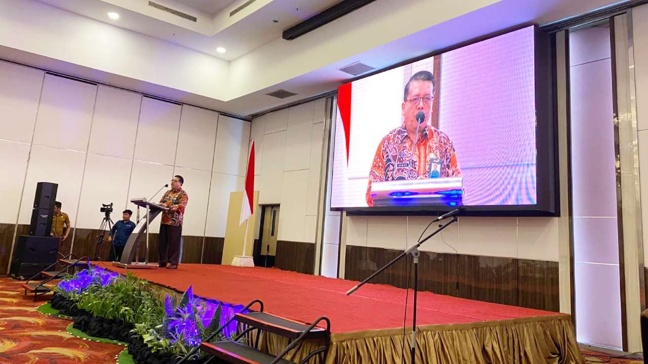 Kepala Perwakilan BKKBN Sulawesi Tenggara, Asmar saat memberikan arahan dalam rapat kerja. Foto: Facebook BKKBN Sultra