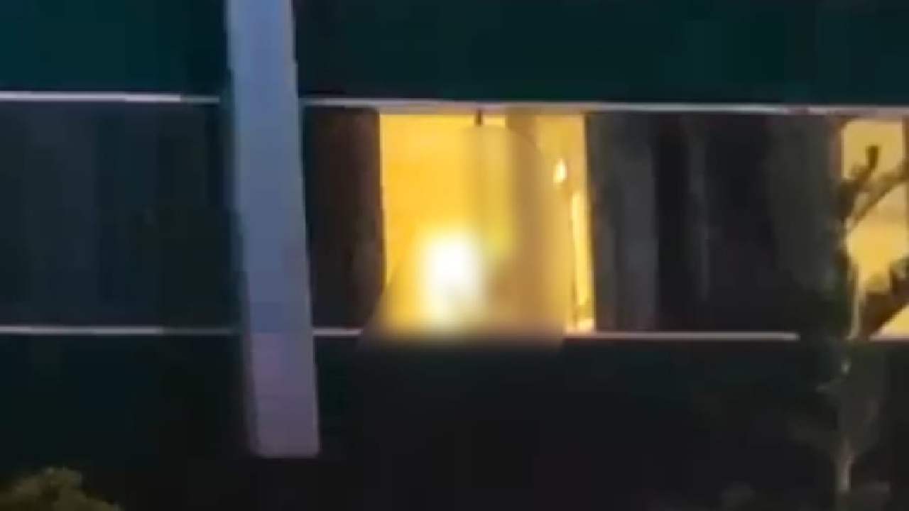 Potongan video yang memperlihatkan jendela salah satu kamar hotel berbintang di Kota Kendari, dimana penghuni kamar sedang melakukan adegan layaknya suami istri dan tidak menutup tirai jendela. Foto: Screenshot video