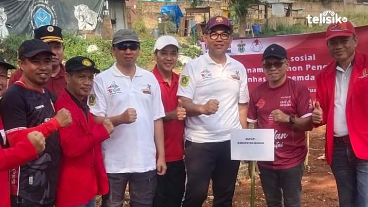 IKA Unhas Jabodetabek dan perwakilan Pemkab Bogor saat penanaman bibit tanaman di sekitar Stadion Pakansari Cibinong, Kabupaten Bogor, Jawa Barat pada Minggu (20/8/2023). Foto: Mustaqim/Telisik
