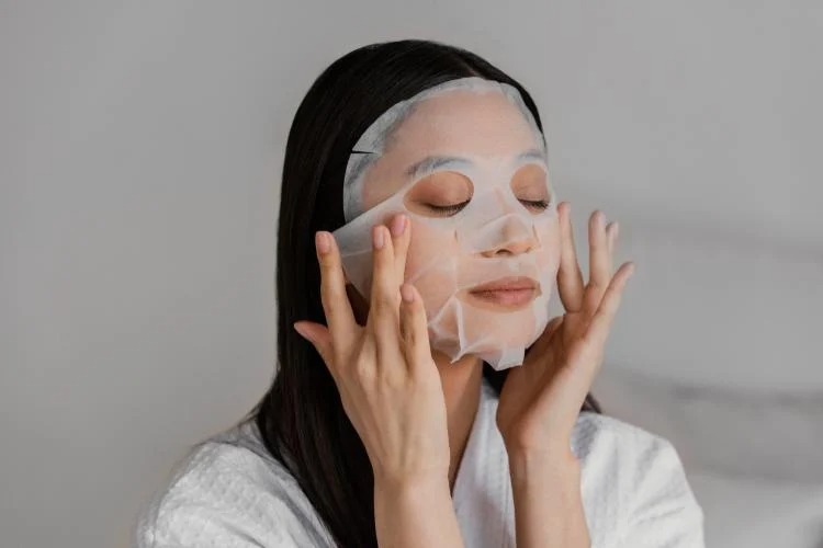 Masker juga produk perawatan kulit yang tersedia untuk berbagai jenis kulit dan menawarkan manfaat yang berbeda-beda. Foto: hellosehat.com