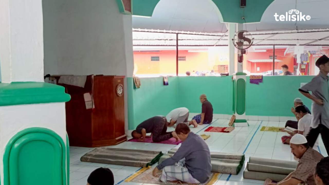 Sulkarnain terlihat sedang menunaikan salat sunnah dhuha saat dikunjungi Telisik.id. Foto: Adinda Septia Putri/Telisik