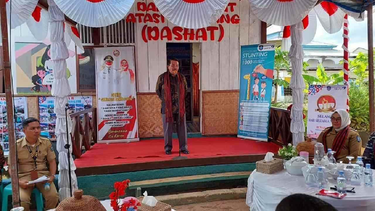 Kepala Perwakilan BKKBN Sulawesi Tenggara, Asmar saat memberikan sambutan pada pelaksanaan dashat di Kabupaten Wakatobi. Foto: Facebook BKKBN Sultra
