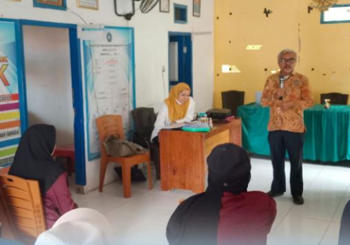 Ketua Tim Pengendalian Penduduk (Dalduk) Perwakilan BKKBN Sulawesi Tenggara, Dr. H. Mustakim saat memberikan arahan kepada mahasiswa terkait peduli stunting.: Foto: Facebook BKKBN Sulawesi Tenggara