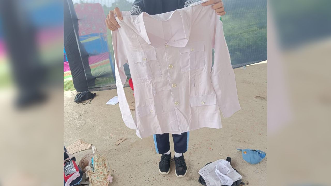 Viral video pembagian baju pasukan pengibar bendera pusaka Kecamatan Uepai, Kabupaten Konawe diduga baju bekas. Foto: Screenshot Video