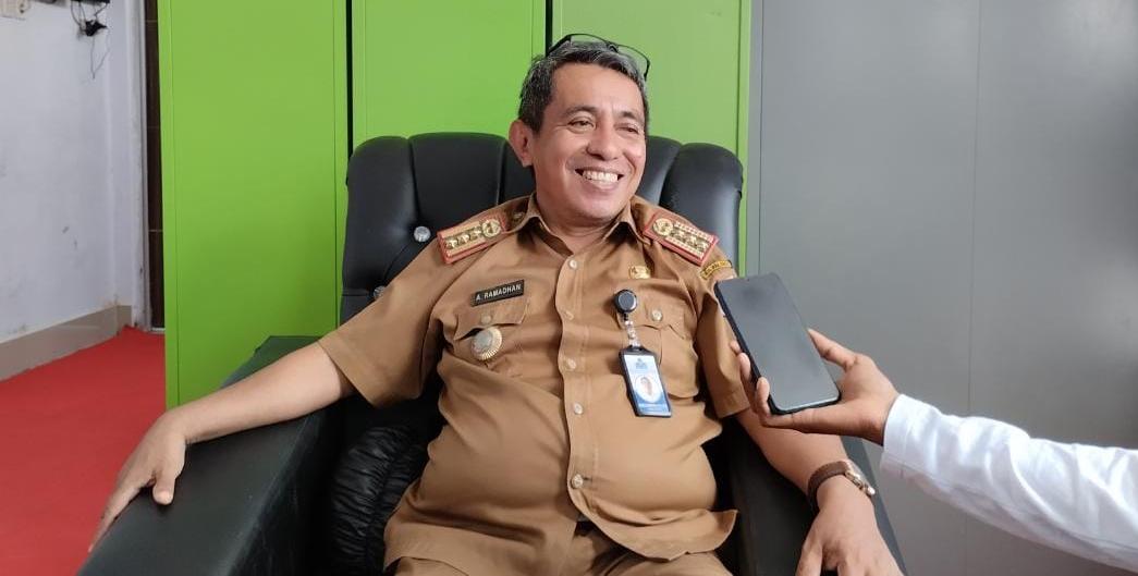 Kepala Dinas Pendidikan dan Kebudayaan Muna Barat, Ahmad Ramadhan saat ditemui oleh awak media terkait realisasi anggaran. Foto: Ist.
