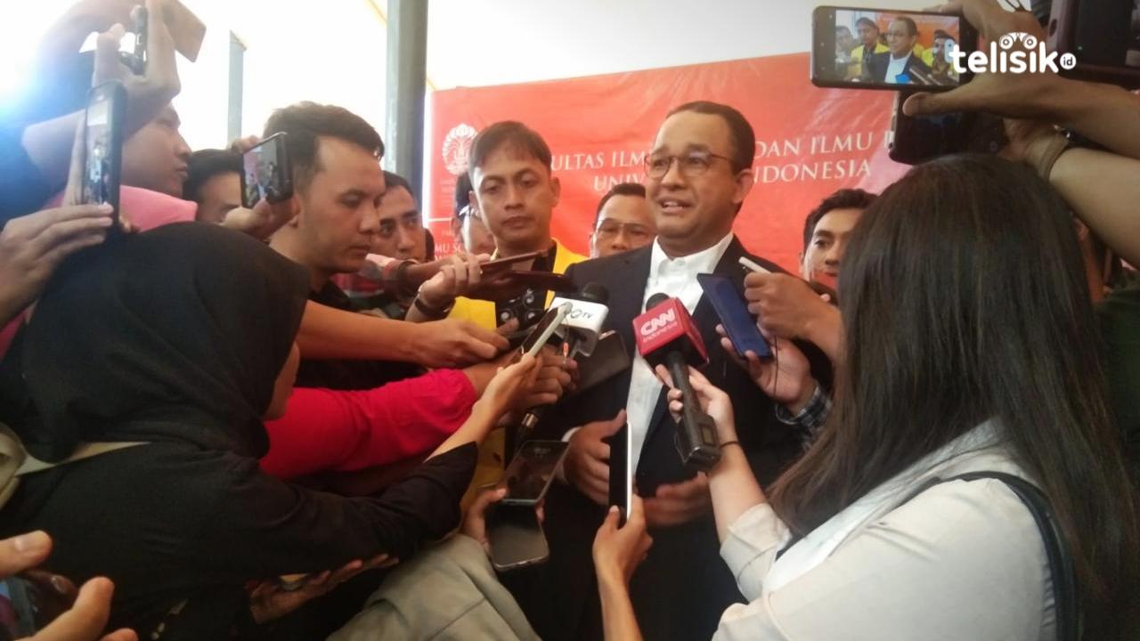 Anies Baswedan menjawab pertanyaan wartawan usai memberikan kuliah kebangsaan di Balai Sebaguna Purnomo Prawiro Kampus UI Depok, Selasa (29/8/2023). Foto: Mustaqim/telisik