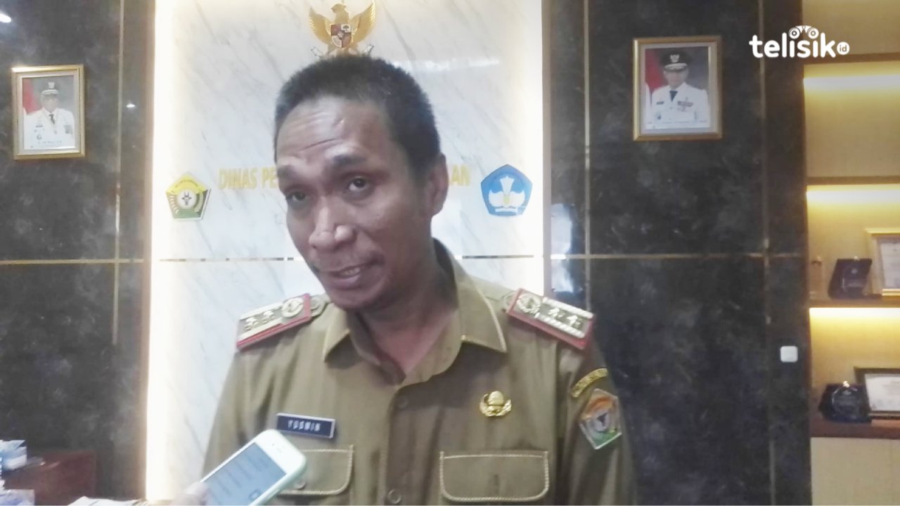 Kepala Dinas Pendidikan dan Kebudayaan Sulawesi Tenggara, Yusmin berharap, pengibaran bendera merah putih menjadi bagian dari rangkaian kegiatan HUT ke-78 RI. Foto: Nur Khumairah/Telisik