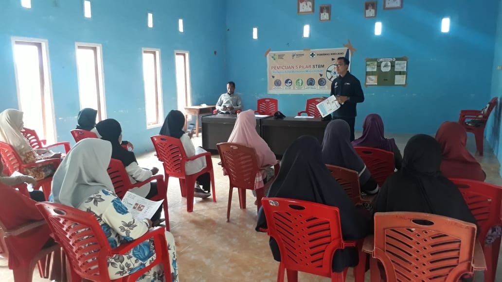 Sosialisasi mengenai sanitasi total berbasis masyarakat untuk menciptakan perilaku hidup bersih di masyarakat. Foto: Ist.